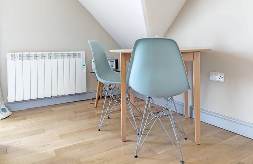 Havant Cabaña | Parkside Annex - an annexe that sleeps 2 guests in 1 bedroom