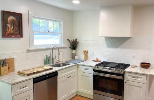 Manito Casa | Parkside Bungalow steps away from Manito Park