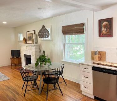Manito Casa | Parkside Bungalow steps away from Manito Park
