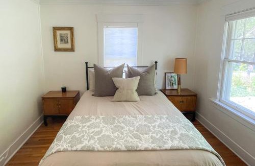 Manito Casa | Parkside Bungalow steps away from Manito Park