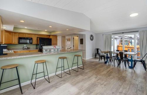 Monument Casa | Parkside Haven Hot Tub Foosball & Family Fun