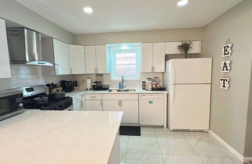 West Side Casa | Parkside Luxie : Stylish 3BR/2BA W/AC, Parking, WiFi Mins to NYC