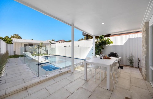 Parkside Apartamento | Parkside Pool Retreat - 3BR, Parking, Wi-Fi