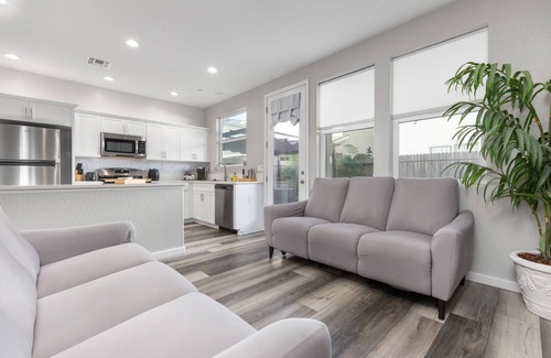 Visalia Casa | Parkside Residence on Prescott, perfect for Traveling Professionals and mid-term guests