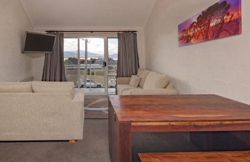 Jindabyne Casa | Parkwood 6 - 2BR Split Lvl Apartment l Spa Bath l BBQ l Central Location