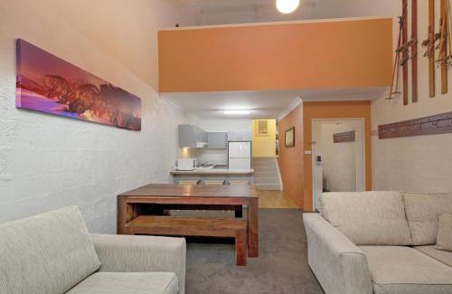 Jindabyne Casa | Parkwood 6 - 2BR Split Lvl Apartment l Spa Bath l BBQ l Central Location