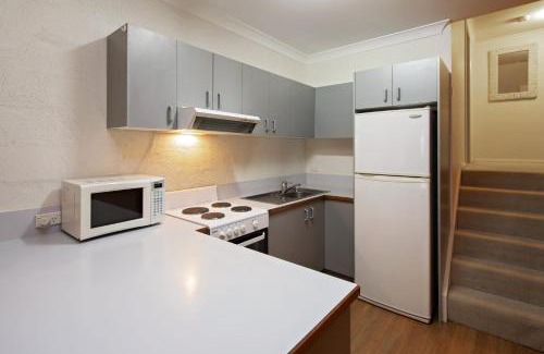 Jindabyne Casa | Parkwood 6 - 2BR Split Lvl Apartment l Spa Bath l BBQ l Central Location
