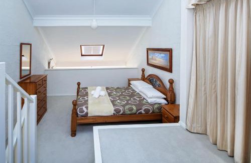 Jindabyne Casa | Parkwood 6 - 2BR Split Lvl Apartment l Spa Bath l BBQ l Central Location