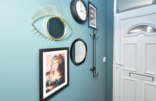 Stoke-on-Trent Apartamento | Parotia House by YourStays - 3 Bedroom House in Stoke-on-Trent
