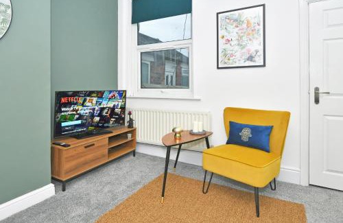 Stoke-on-Trent Apartamento | Parotia House by YourStays - 3 Bedroom House in Stoke-on-Trent