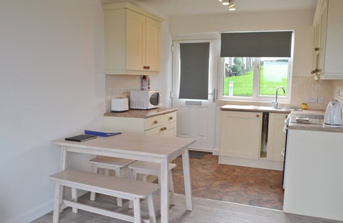 Embleton Cabaña | Part of a small terrace of bungalows with uninterrupted views towards the sea.