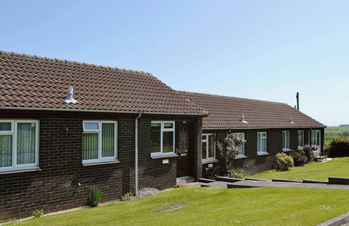 Embleton Cabaña | Part of a small terrace of bungalows with uninterrupted views towards the sea.