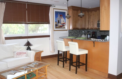 Admiral Estates Condominio | Part of the Columns by the Sea Condominiums, this separate 2 story cottage offers the views, sea breezes and convenience of beachfront accommodations.