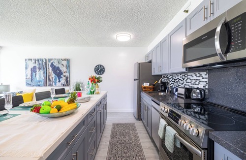 Waikiki Apartamento | Partial Ocean View Condo with King or Queen Bed and Parking