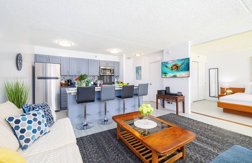 Waikiki Apartamento | Partial Ocean View Condo with King or Queen Bed and Parking