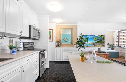 Waikiki Apartamento | Partial Ocean View Condo with King or Queen Bed and Parking