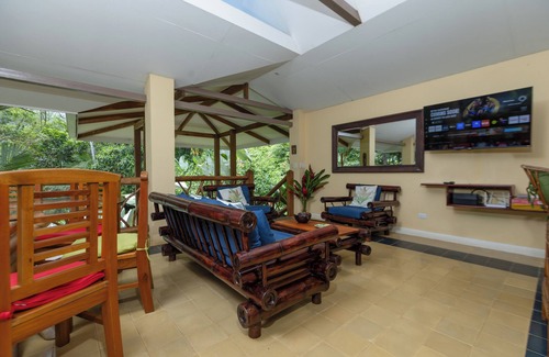 Portalón Casa | Vista parcial al mar, piscina privada Villa rodeada de selva y cascadas