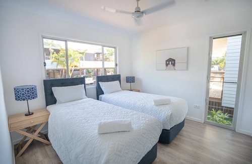 Urangan Chalet De Esquí | Partial ocean views, perfect for relaxing with a book or a glass of wine!