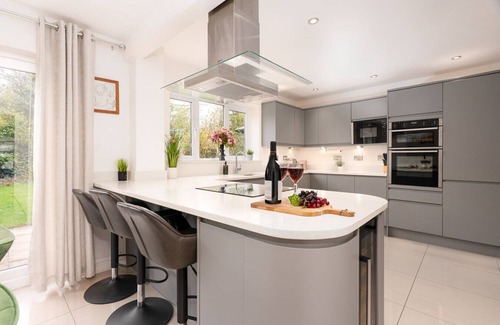 Kirkby Casa | Partridge Rise | Near Aintree | Sleeps 9