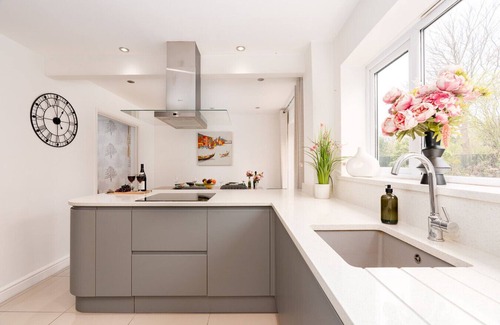 Kirkby Casa | Partridge Rise | Near Aintree | Sleeps 9
