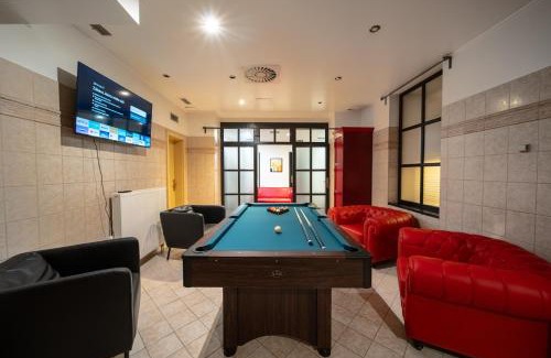 Smichov Apartamento | Party ClubHouse with Bar, Panoramic Pool & Sauna