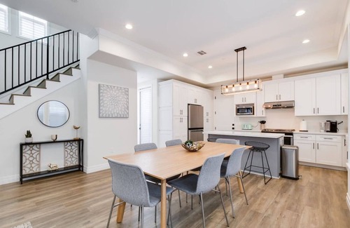 Pasadena Casa | Pasadena Home- Walking Dist. to Rose Bowl Parade