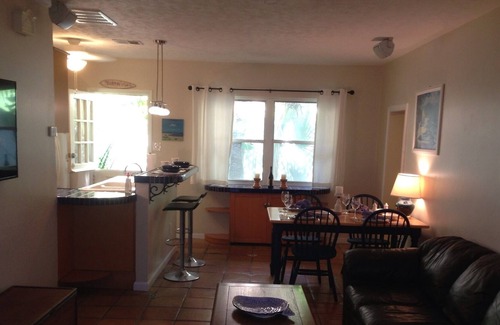 Pass-a-Grille Cabaña | ¡Construido 1925! Pasar una parrilla - Pasos a la arena! 2 dormitorios / 2 ba. Caminar a cenar