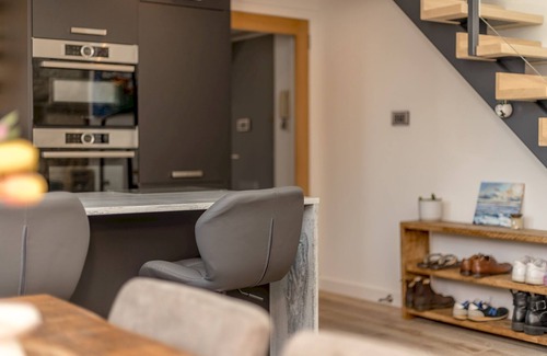 Merchiston Apartamento | Pass the Keys | Stunning 3 Bed Loft Style Apt with Free Parking