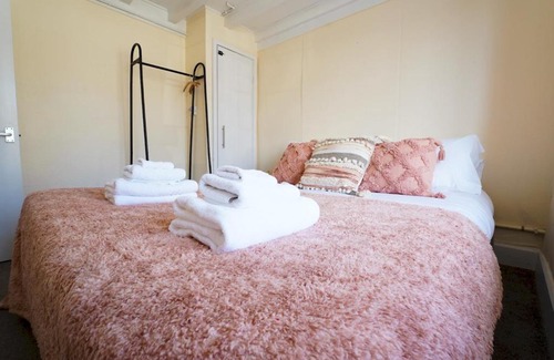 Borth Casa | Pass the Keys 3-bedroom beach house with off street parking