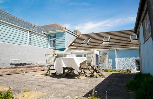 Borth Casa | Pass the Keys 3-bedroom beach house with off street parking