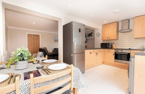 Burnt Oak Casa | Pass the Keys | Spacious 3-bedroom Greater London + Free Parking