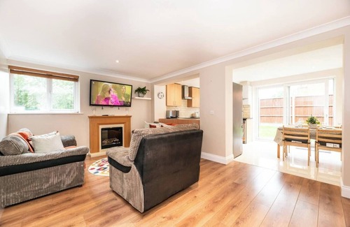 Burnt Oak Casa | Pass the Keys | Spacious 3-bedroom Greater London + Free Parking