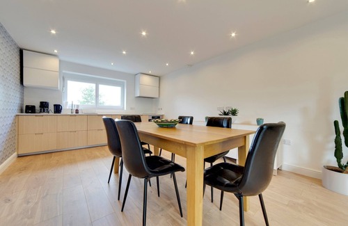 Trumpington Casa | Pass the Keys | 49 Byron Square Modern and Spacious 3 Bed Home with Free Parking