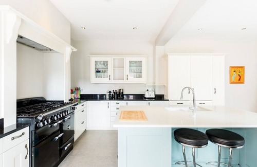 Kenilworth Casa | Pass the Keys | 4Bed Home in Kenilworth with Parking
