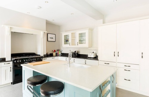 Kenilworth Casa | Pass the Keys | 4Bed Home in Kenilworth with Parking