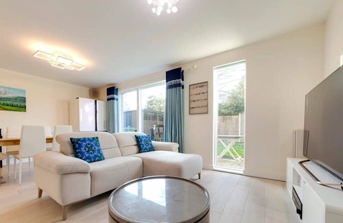 Trumpington Casa | Pass the Keys | 53 Austin Drive · Modern Townhouse near Addenbrookes | Own Parking