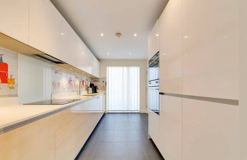 Trumpington Casa | Pass the Keys | 53 Austin Drive · Modern Townhouse near Addenbrookes | Own Parking