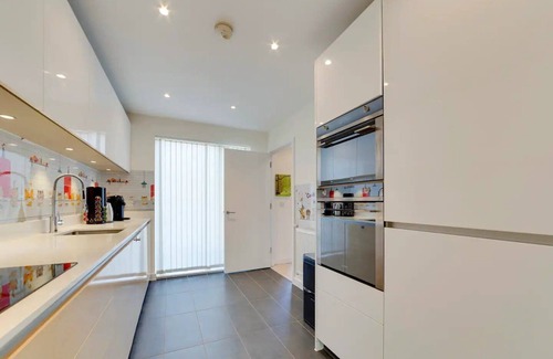 Trumpington Casa | Pass the Keys | 53 Austin Drive · Modern Townhouse near Addenbrookes | Own Parking