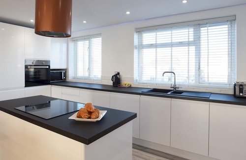 South Hayling Casa | Pass the Keys | Amazing Views High End Beachfront 3Bed Sleeps 7