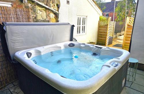 Church Stretton Casa | Pass the Keys A unique and cosy cottage - optional hot tub