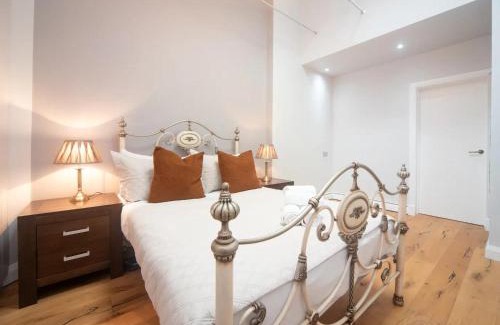Holland Park Apartamento | Pass the Keys A Vibrant Characterful Mews House with Air Con