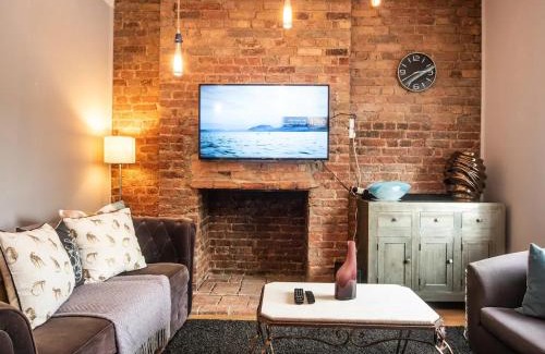 Holland Park Apartamento | Pass the Keys A Vibrant Characterful Mews House with Air Con