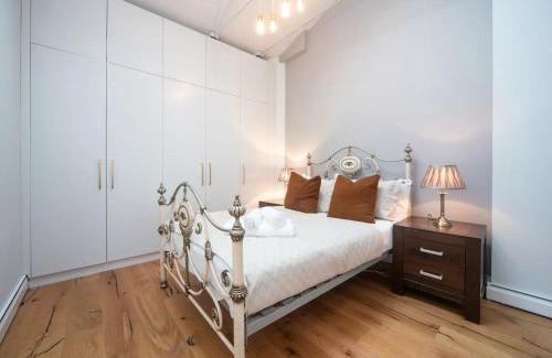 Holland Park Apartamento | Pass the Keys A Vibrant Characterful Mews House with Air Con