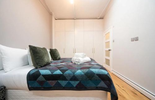Holland Park Apartamento | Pass the Keys A Vibrant Characterful Mews House with Air Con