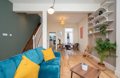 Hackney Casa | Pass the Keys | Airy 1850s Coach House with Private Balcony