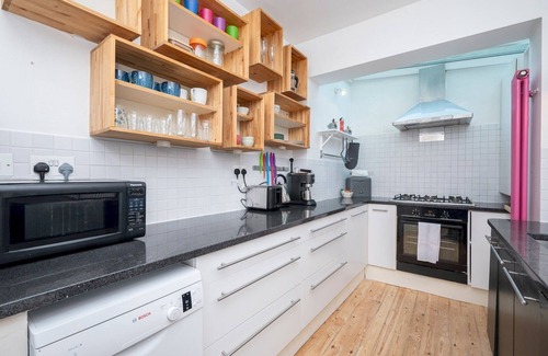 Hackney Casa | Pass the Keys | Airy 1850s Coach House with Private Balcony
