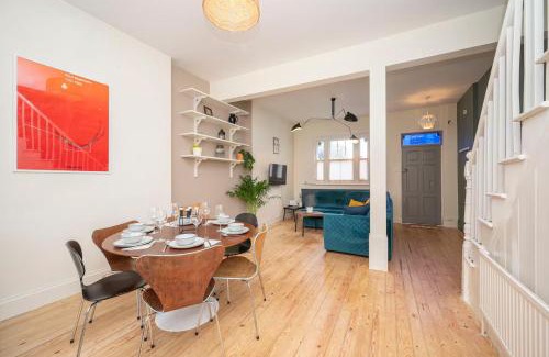 Hackney Casa | Pass the Keys Airy 1850s Coach House with Private Balcony