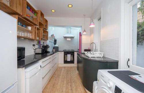 Hackney Casa | Pass the Keys Airy 1850s Coach House with Private Balcony