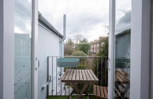 Hackney Casa | Pass the Keys Airy 1850s Coach House with Private Balcony