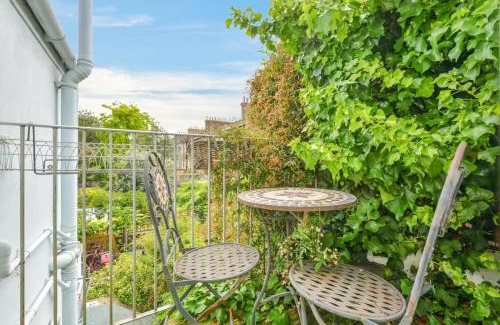 Hackney Casa | Pass the Keys Airy 1850s Coach House with Private Balcony